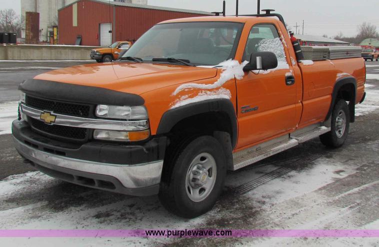 image for item B7120 2002 Chevrolet Silverado 2500HD pickup truck