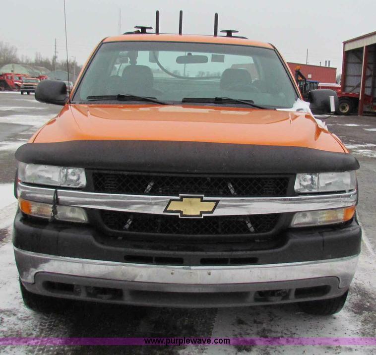 image for item B7120 2002 Chevrolet Silverado 2500HD pickup truck