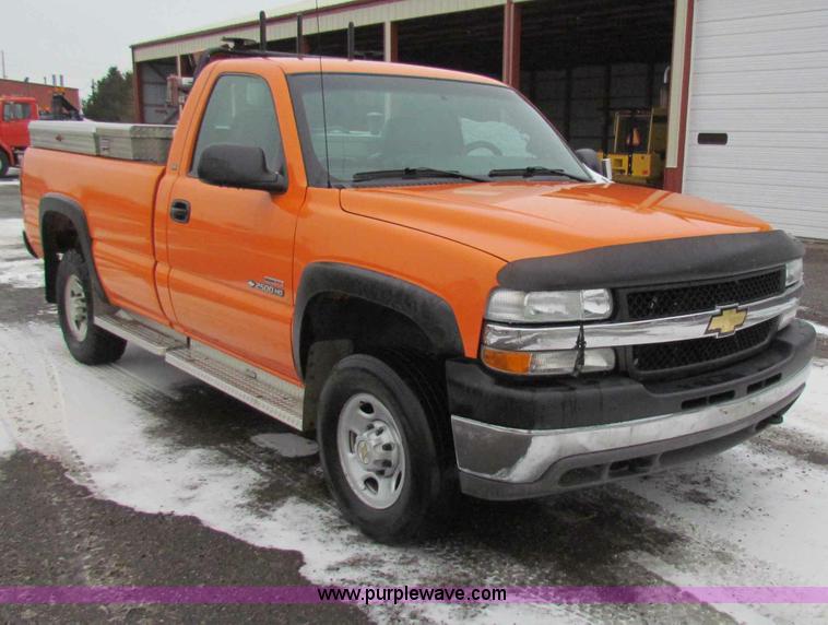 image for item B7120 2002 Chevrolet Silverado 2500HD pickup truck