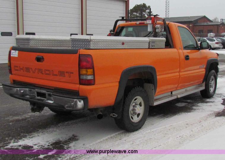 image for item B7120 2002 Chevrolet Silverado 2500HD pickup truck