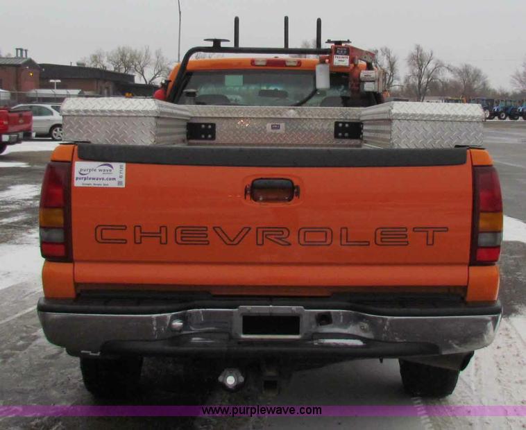 image for item B7120 2002 Chevrolet Silverado 2500HD pickup truck