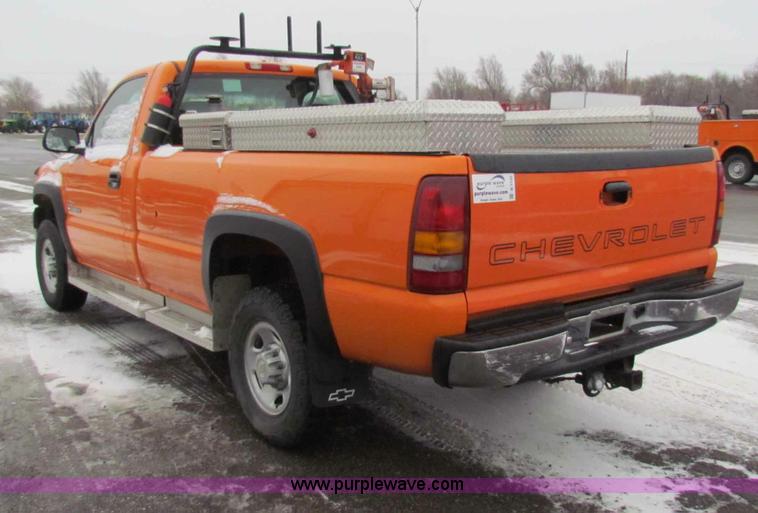 image for item B7120 2002 Chevrolet Silverado 2500HD pickup truck