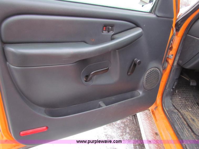 image for item B7120 2002 Chevrolet Silverado 2500HD pickup truck