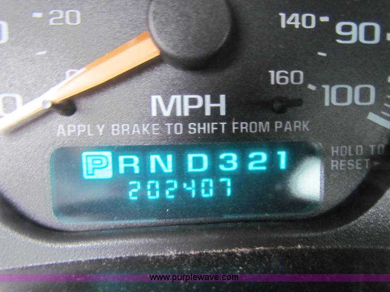 image for item B7120 2002 Chevrolet Silverado 2500HD pickup truck