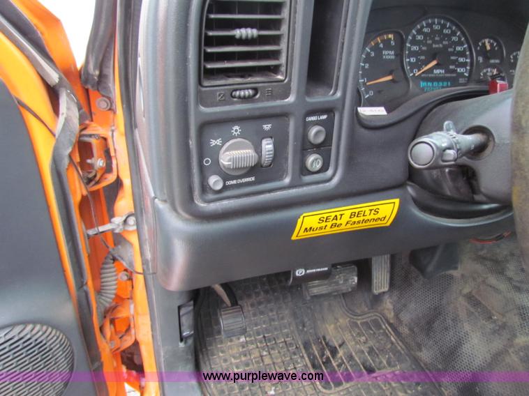 image for item B7120 2002 Chevrolet Silverado 2500HD pickup truck