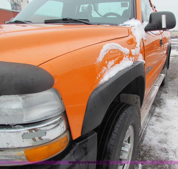 image for item B7120 2002 Chevrolet Silverado 2500HD pickup truck