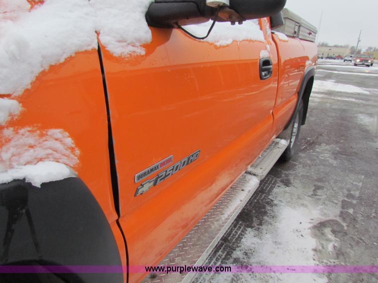 image for item B7120 2002 Chevrolet Silverado 2500HD pickup truck