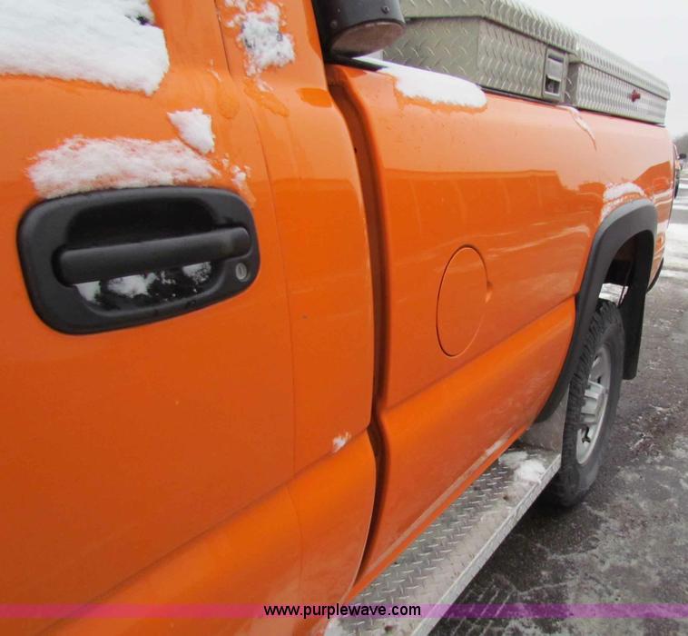 image for item B7120 2002 Chevrolet Silverado 2500HD pickup truck