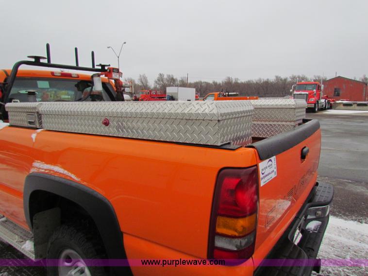 image for item B7120 2002 Chevrolet Silverado 2500HD pickup truck