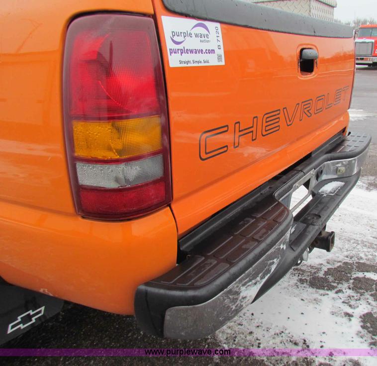 image for item B7120 2002 Chevrolet Silverado 2500HD pickup truck