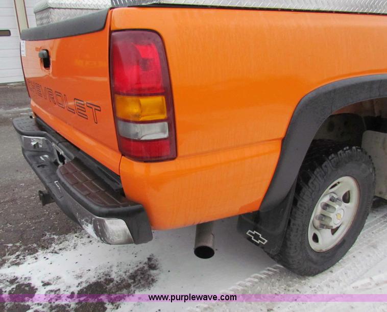 image for item B7120 2002 Chevrolet Silverado 2500HD pickup truck