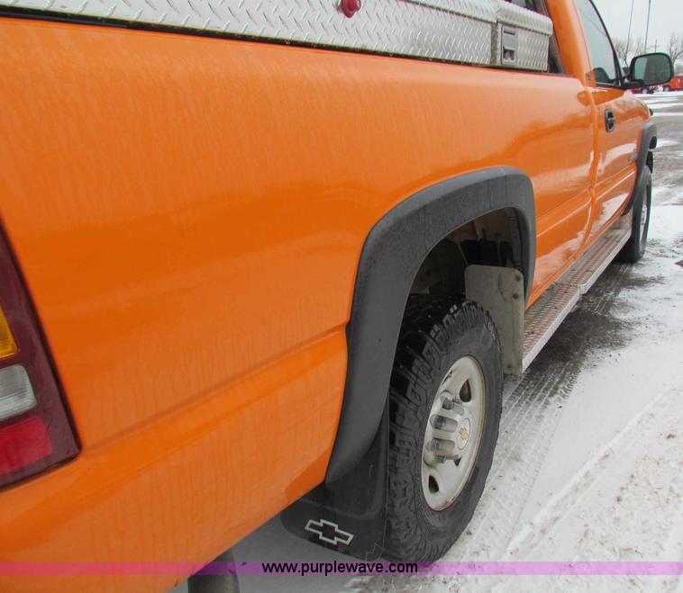 image for item B7120 2002 Chevrolet Silverado 2500HD pickup truck
