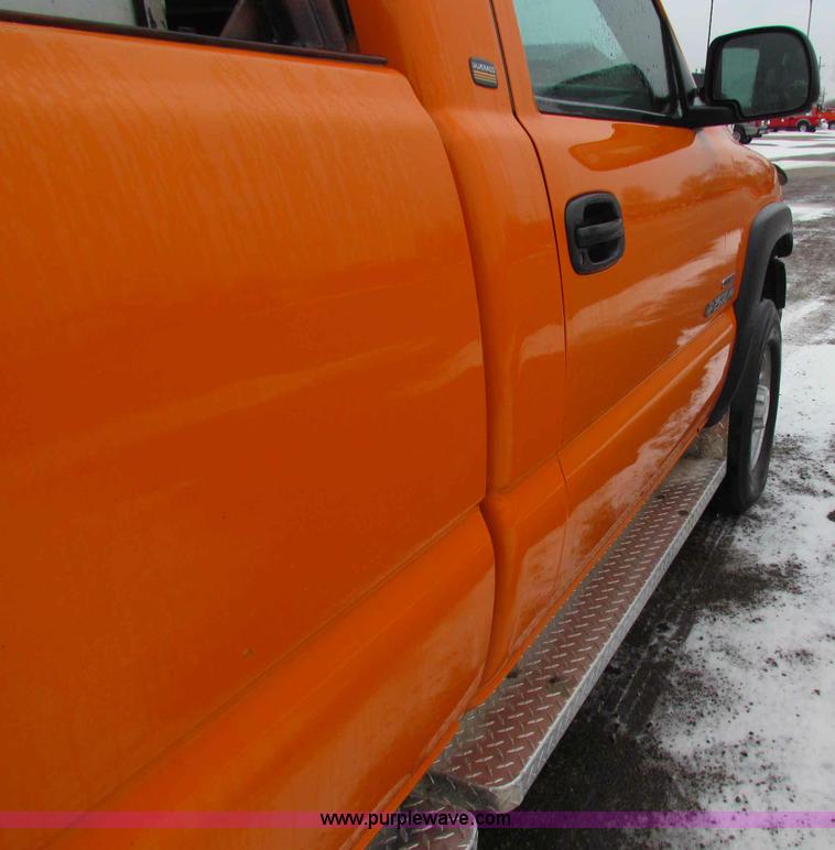 image for item B7120 2002 Chevrolet Silverado 2500HD pickup truck