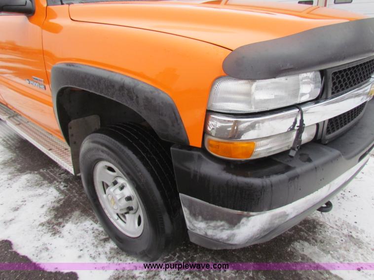 image for item B7120 2002 Chevrolet Silverado 2500HD pickup truck