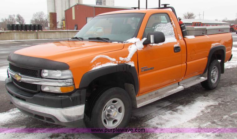image for item B7120 2002 Chevrolet Silverado 2500HD pickup truck