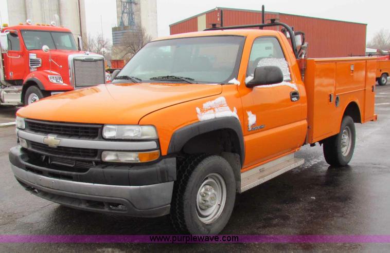 image for item B7121 2002 Chevrolet C2500HD pickup truck