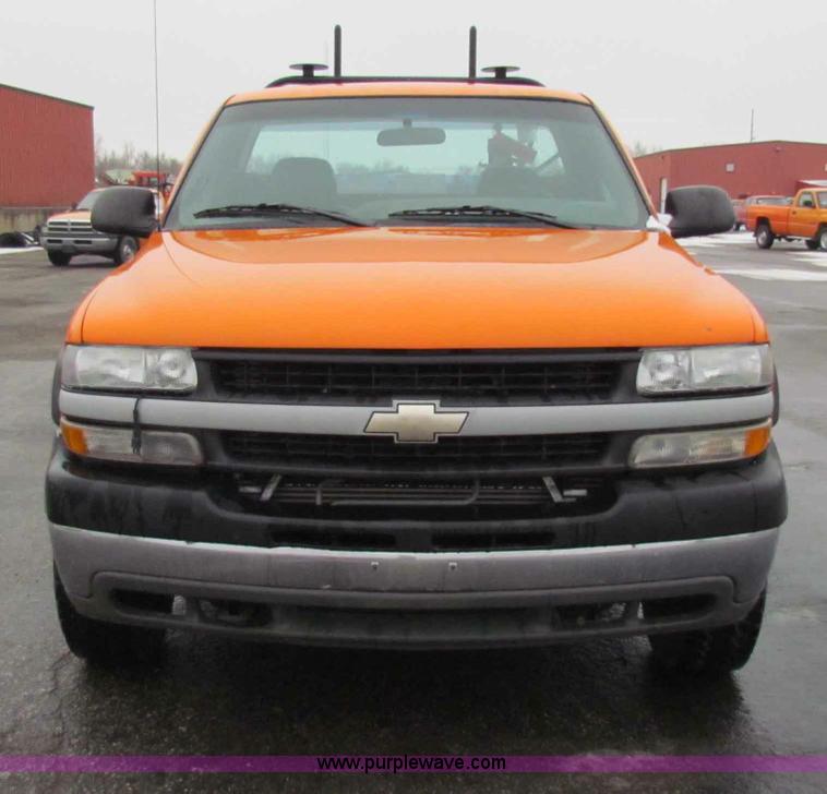 image for item B7121 2002 Chevrolet C2500HD pickup truck