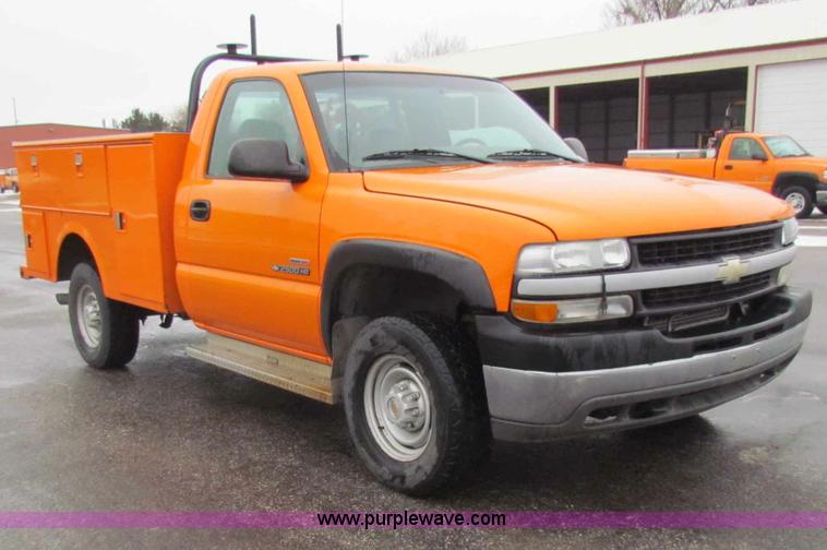 image for item B7121 2002 Chevrolet C2500HD pickup truck