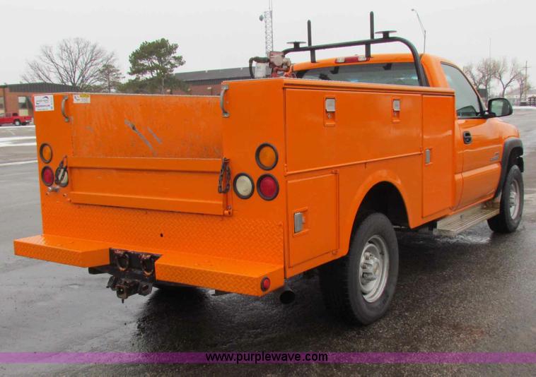 image for item B7121 2002 Chevrolet C2500HD pickup truck