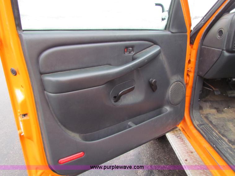 image for item B7121 2002 Chevrolet C2500HD pickup truck