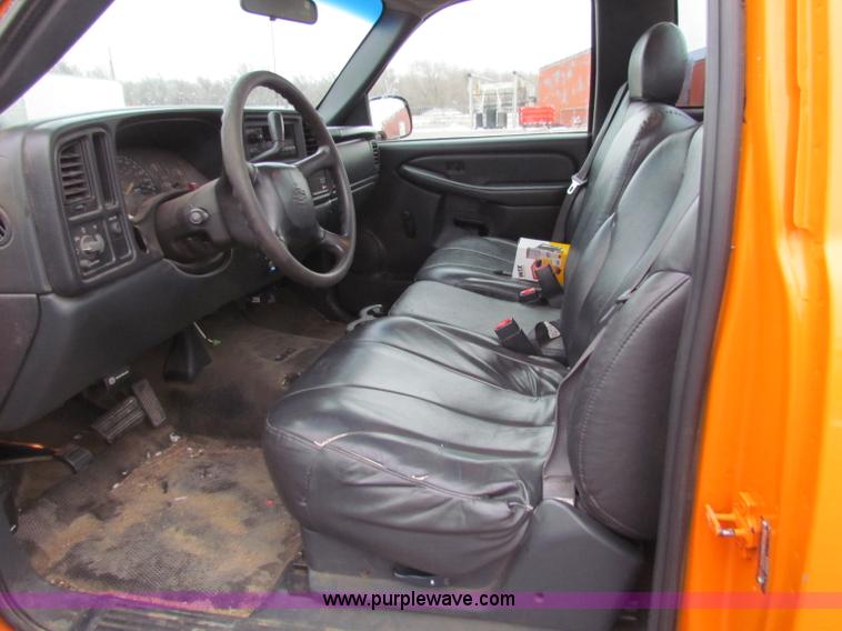 image for item B7121 2002 Chevrolet C2500HD pickup truck