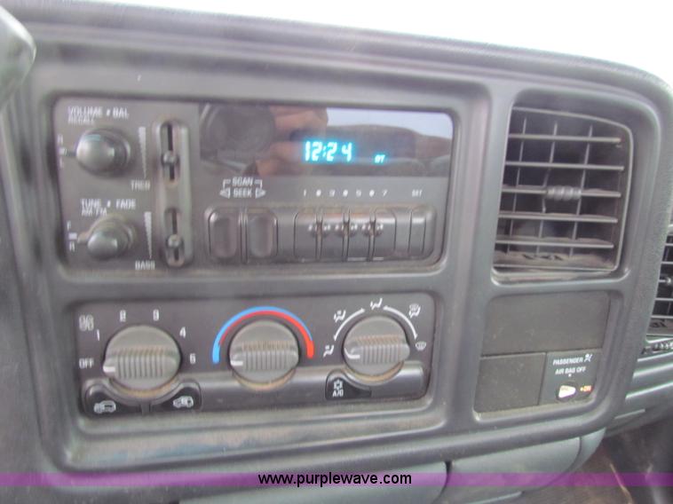 image for item B7121 2002 Chevrolet C2500HD pickup truck