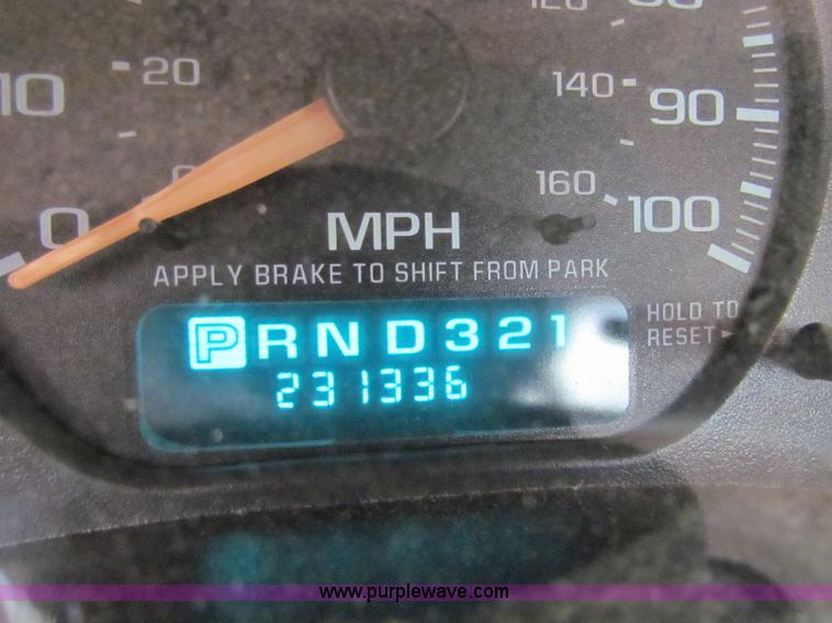 image for item B7121 2002 Chevrolet C2500HD pickup truck