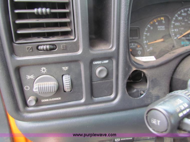 image for item B7121 2002 Chevrolet C2500HD pickup truck