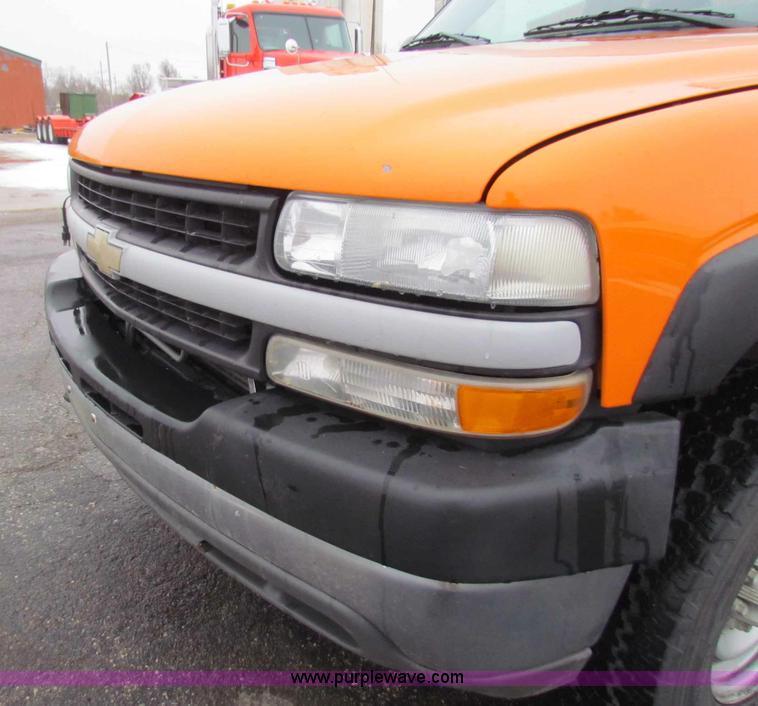 image for item B7121 2002 Chevrolet C2500HD pickup truck