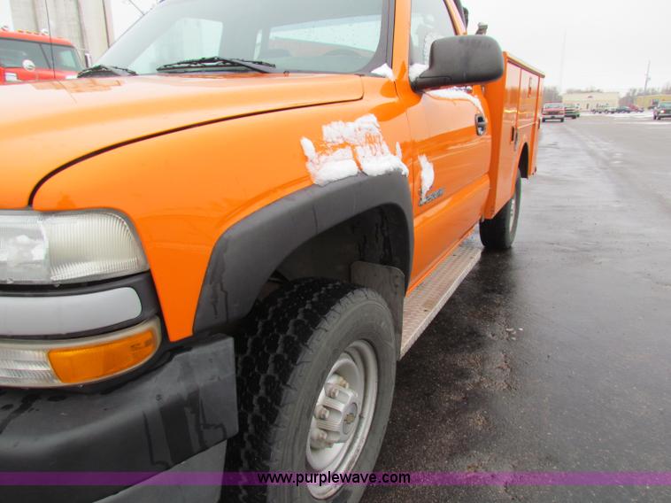 image for item B7121 2002 Chevrolet C2500HD pickup truck