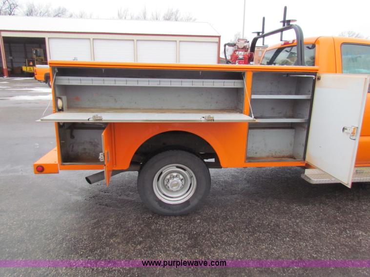 image for item B7121 2002 Chevrolet C2500HD pickup truck