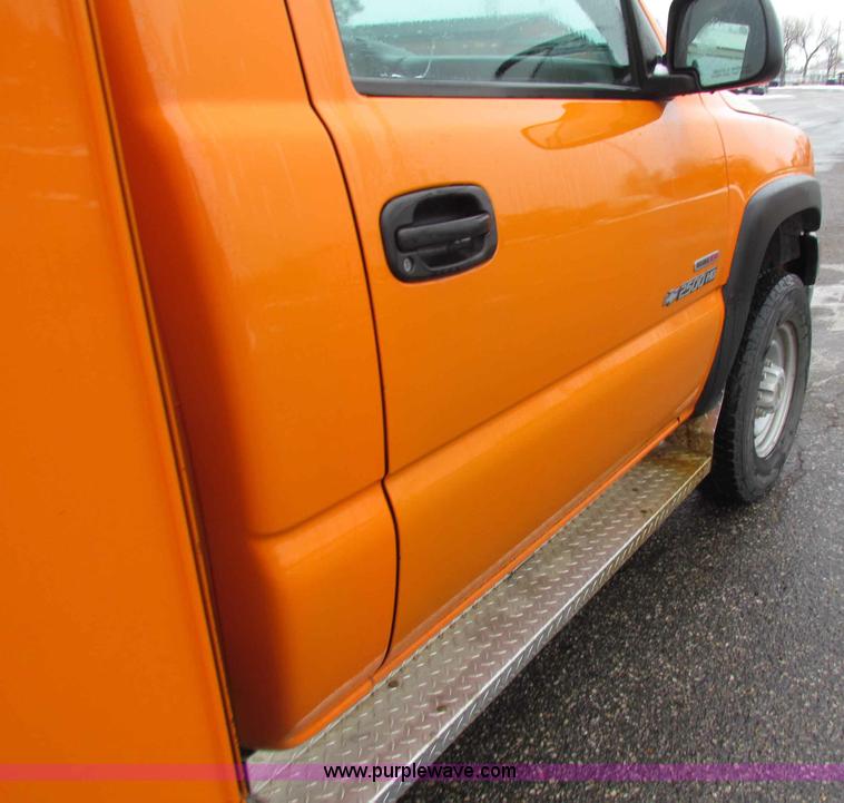 image for item B7121 2002 Chevrolet C2500HD pickup truck
