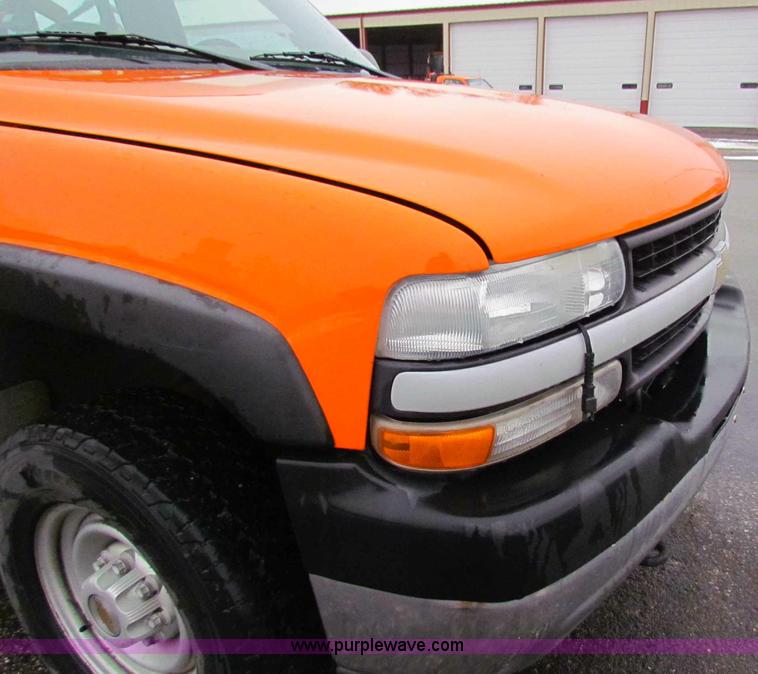 image for item B7121 2002 Chevrolet C2500HD pickup truck