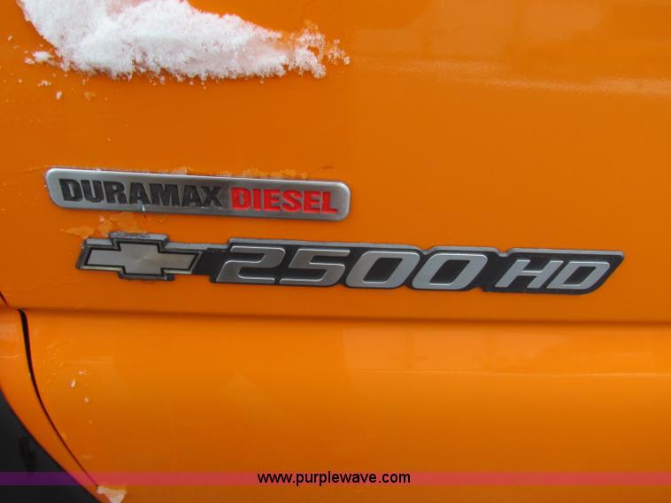 image for item B7121 2002 Chevrolet C2500HD pickup truck