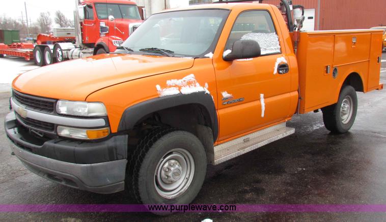 image for item B7121 2002 Chevrolet C2500HD pickup truck