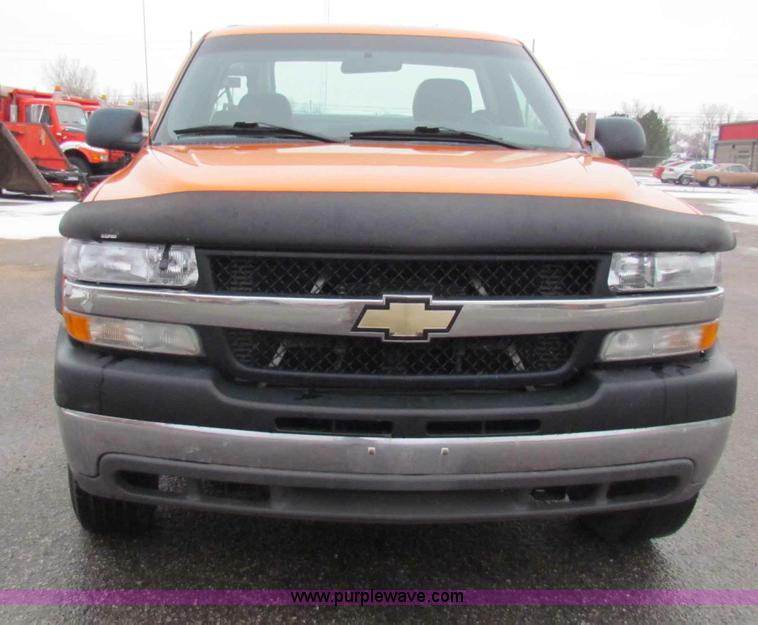 image for item B7123 2002 Chevrolet Silverado 2500HD pickup truck