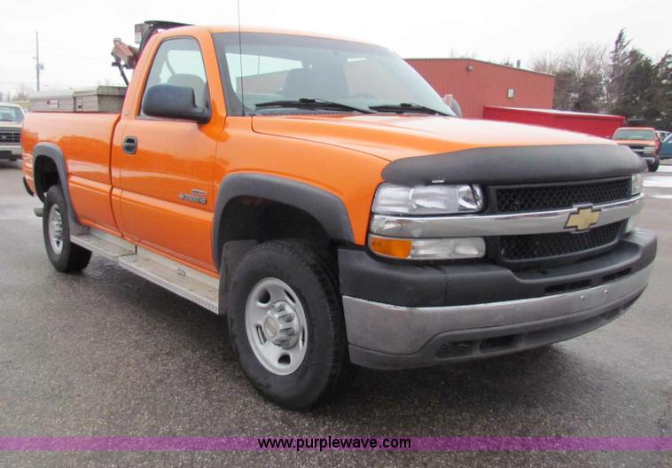 image for item B7123 2002 Chevrolet Silverado 2500HD pickup truck