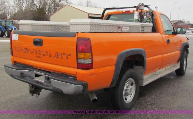 image for item B7123 2002 Chevrolet Silverado 2500HD pickup truck