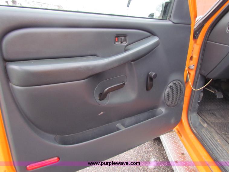 image for item B7123 2002 Chevrolet Silverado 2500HD pickup truck