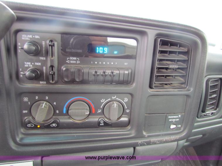 image for item B7123 2002 Chevrolet Silverado 2500HD pickup truck