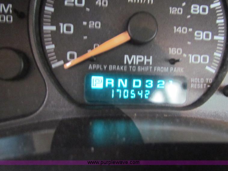 image for item B7123 2002 Chevrolet Silverado 2500HD pickup truck