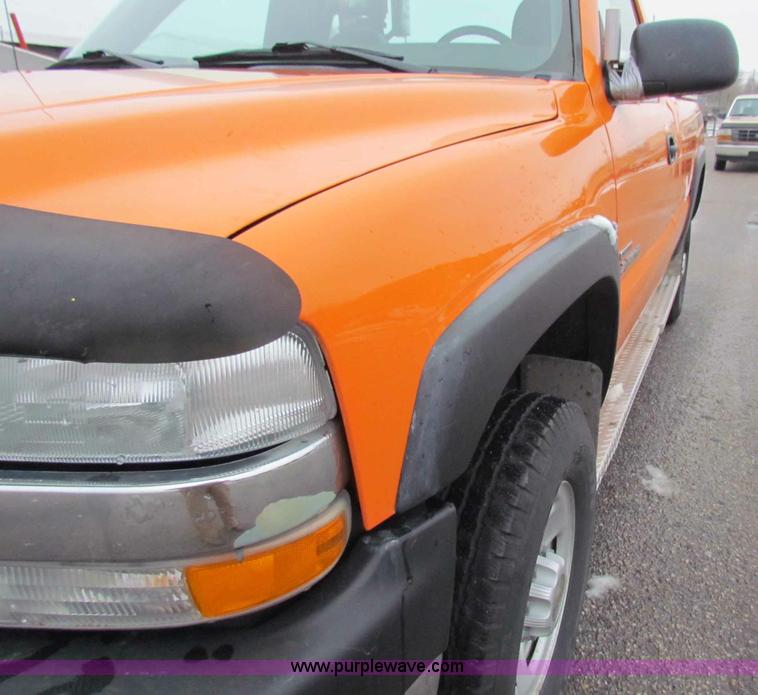 image for item B7123 2002 Chevrolet Silverado 2500HD pickup truck
