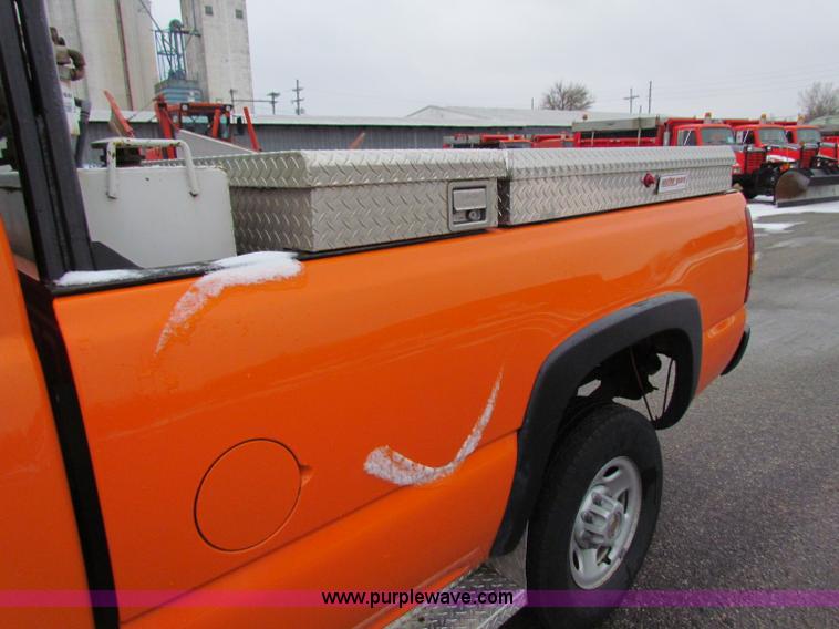 image for item B7123 2002 Chevrolet Silverado 2500HD pickup truck