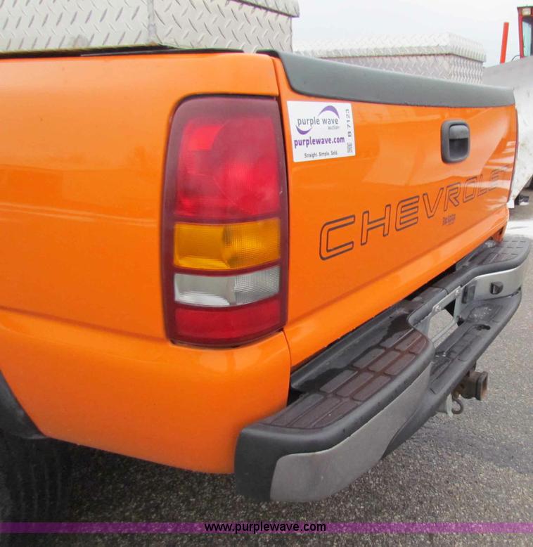 image for item B7123 2002 Chevrolet Silverado 2500HD pickup truck