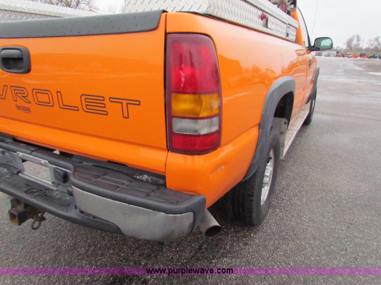 image for item B7123 2002 Chevrolet Silverado 2500HD pickup truck