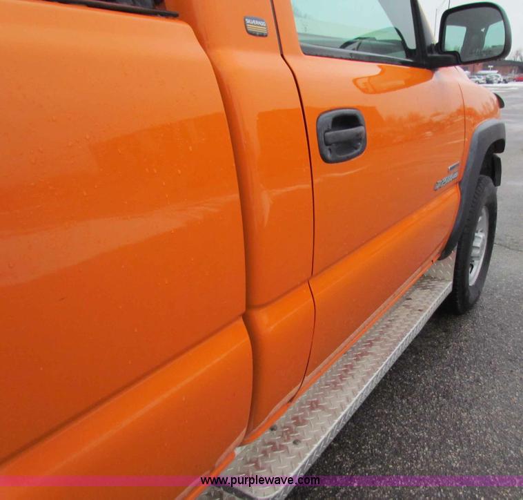 image for item B7123 2002 Chevrolet Silverado 2500HD pickup truck