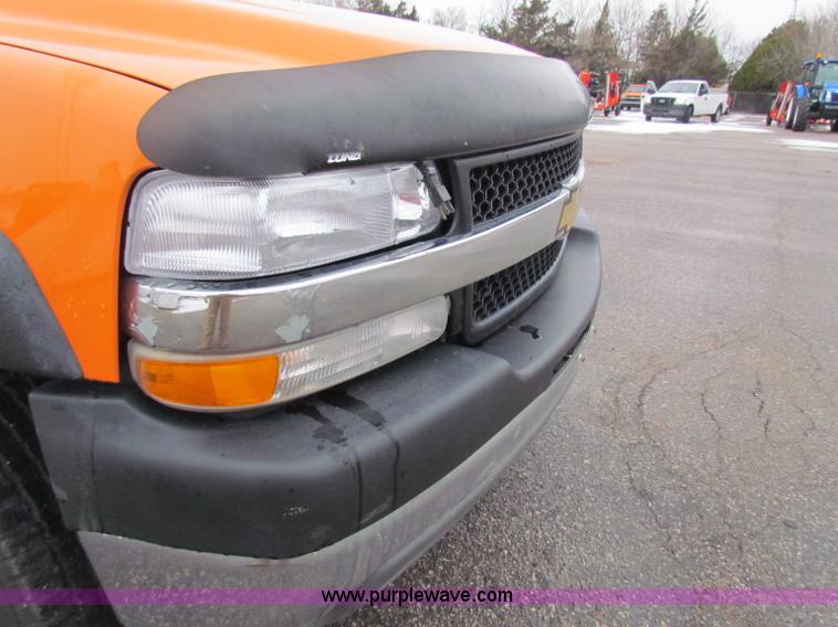 image for item B7123 2002 Chevrolet Silverado 2500HD pickup truck