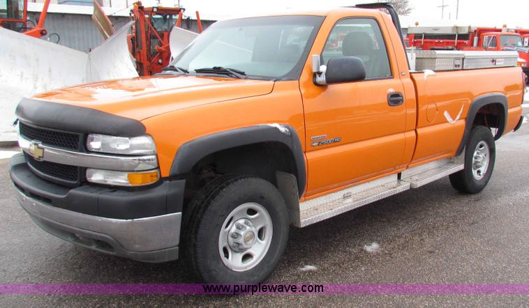 image for item B7123 2002 Chevrolet Silverado 2500HD pickup truck