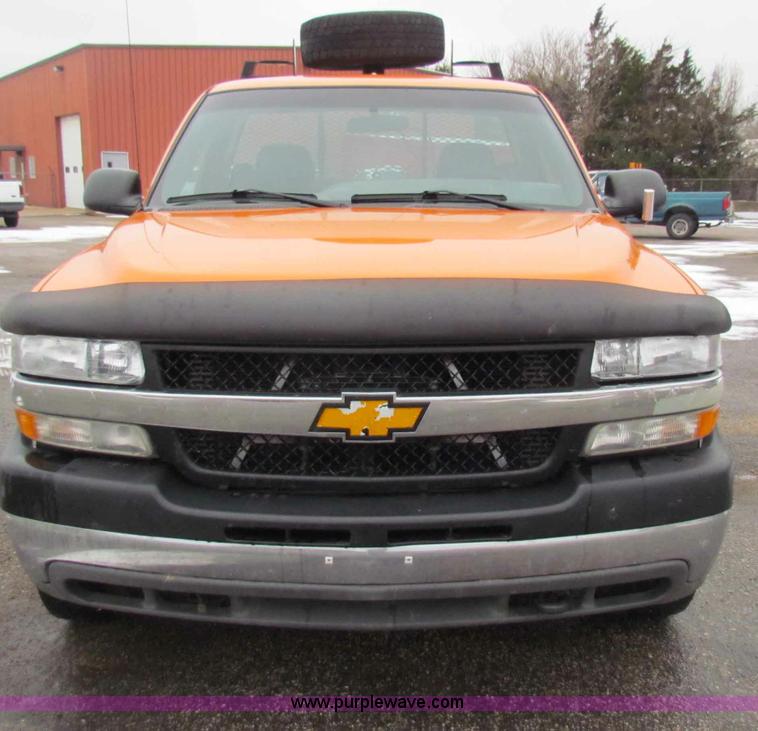 image for item B7124 2002 Chevrolet C2500HD pickup truck