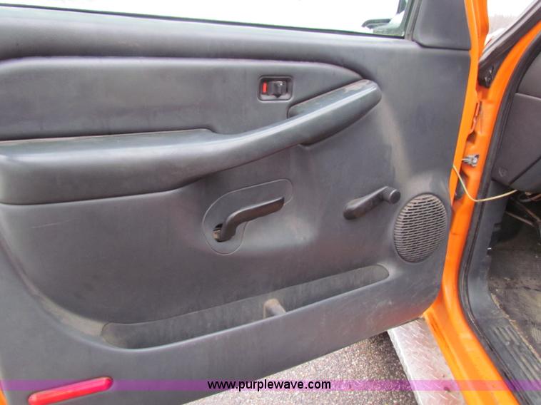 image for item B7124 2002 Chevrolet C2500HD pickup truck